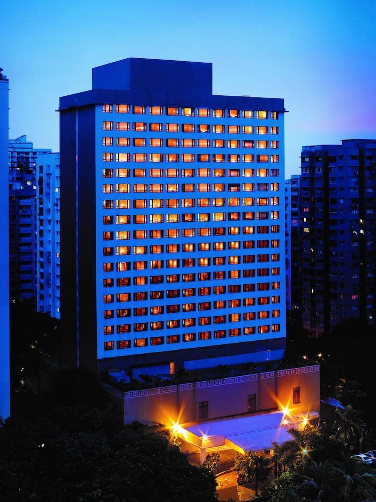 President - Ihcl Seleqtions Hotel Mumbai Exterior photo The hotel at night